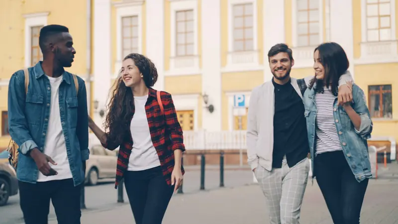 Deux amis qui marchent en ville