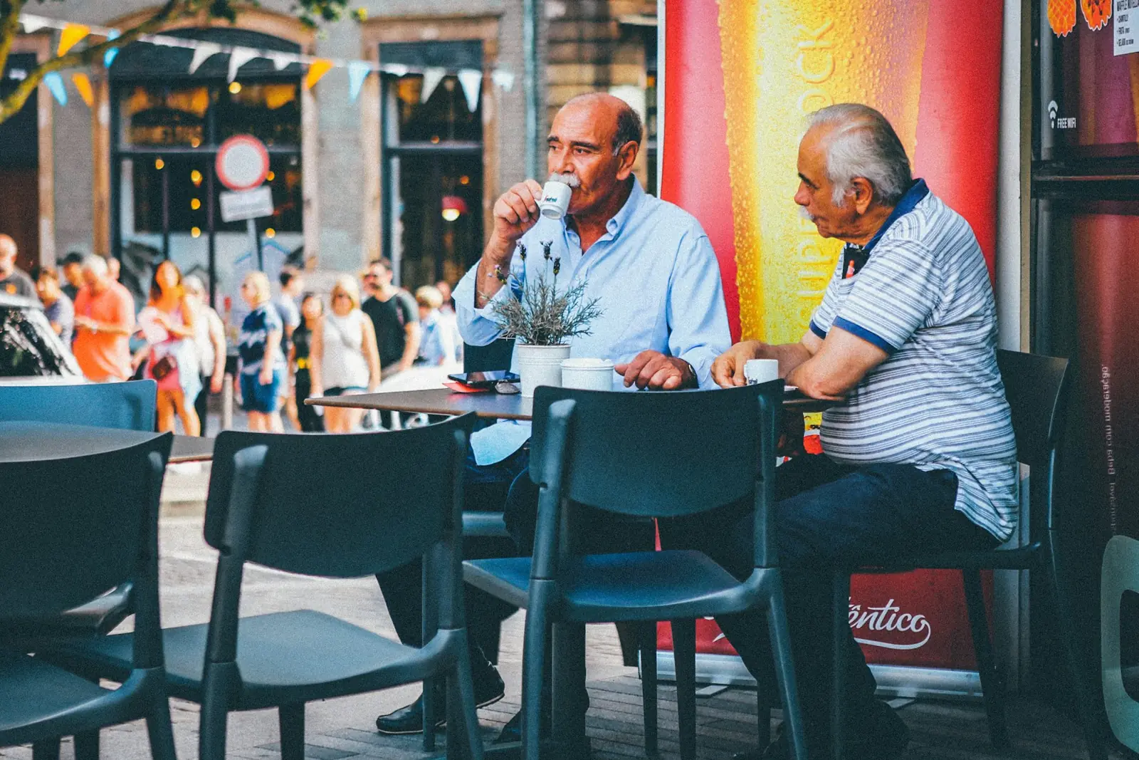 Des amis se retrouvent autour d’un café