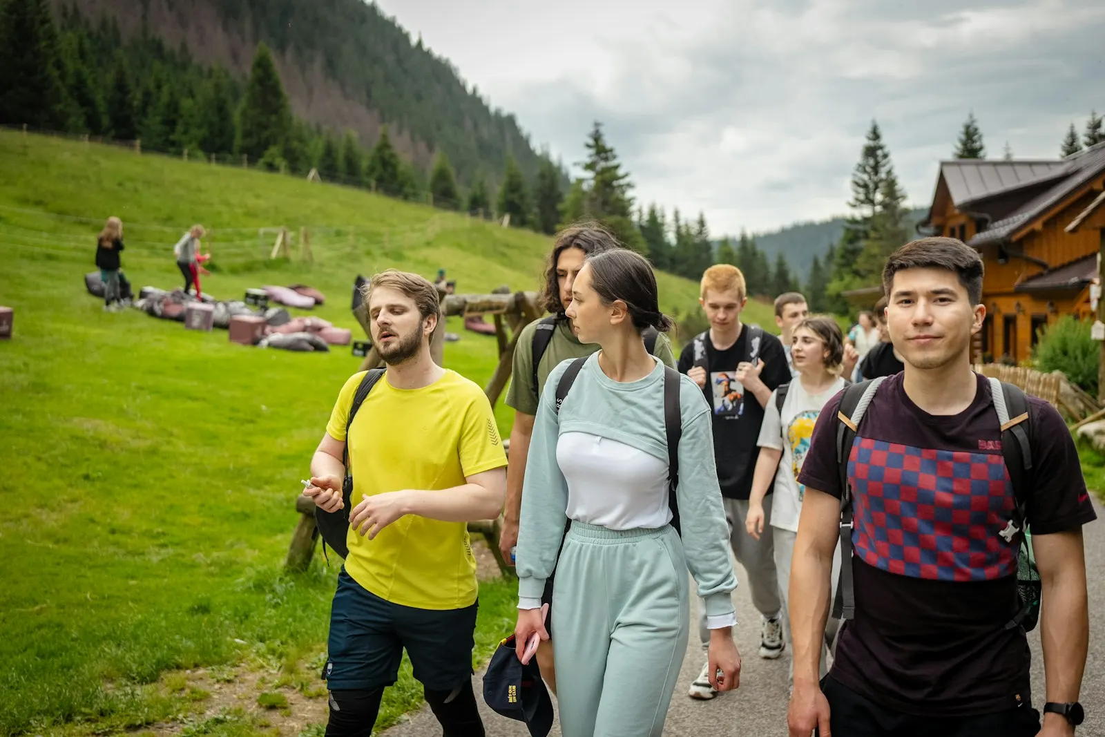 Un groupe d’amis en randonnée